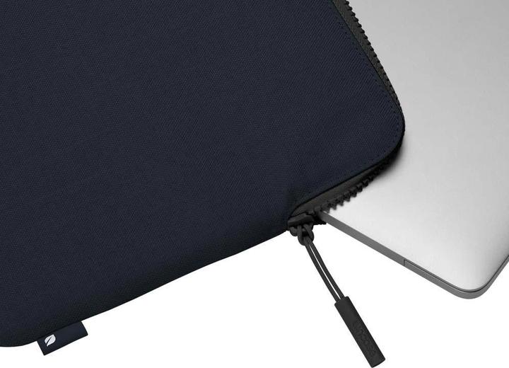 Actual product image Incase Dots (16", Apple)