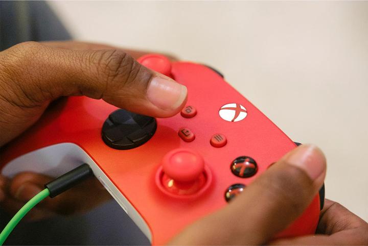 Immagine prodotto Microsoft Xbox Wireless Controller - Pulse Red (Xbox Serie S, Xbox One S, PC, Xbox One X, Xbox Series X)