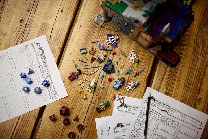 Image du produit LEGO 21348 Dungeons & Dragons : La Saga du Dragon Rouge (21348, LEGO Ideas, LEGO difficiles à trouver)