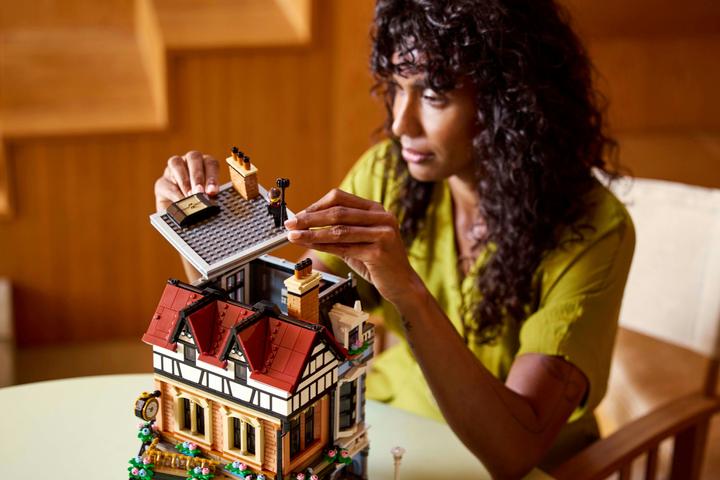 Actual product image LEGO Tudor-style corner house (10350, LEGO Icons, LEGO Rare Sets)