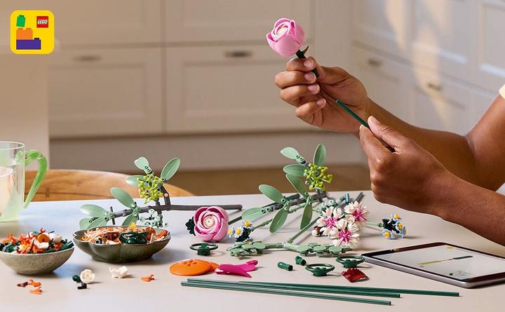 Image du produit LEGO Schöner Rosafarbener Blumenstrauss (10342, LEGO Botanical, LEGO Icons)
