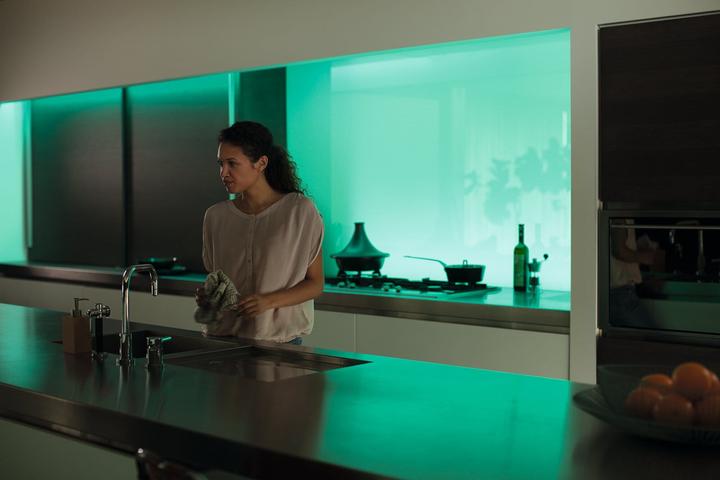 Immagine prodotto Philips Hue Lightstrip Plus (RGBW, 200 cm, Interno)