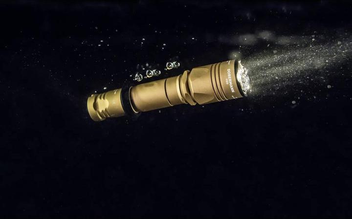 Image du produit ArmyTek Dobermann Pro Magnet USB Sand Warm LED lampe de poche avec dragonne, avec étui akkubetri (15 cm, 1400 lm)