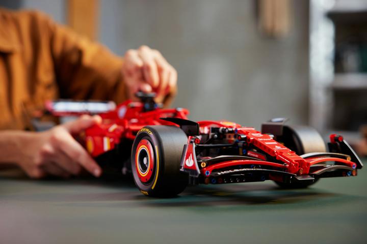 Actual product image LEGO Ferrari SF-24 F1 Rennauto (42207, LEGO Technic)