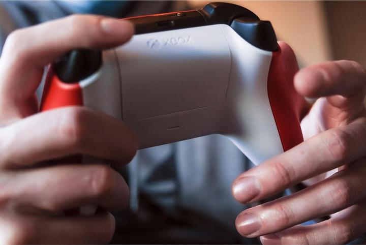 Immagine prodotto Microsoft Xbox Wireless Controller - Pulse Red (Xbox Serie S, Xbox One S, PC, Xbox One X, Xbox Series X)