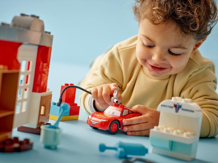 Actual product image LEGO McQueens Besuch in Docs Werkstatt (10456)