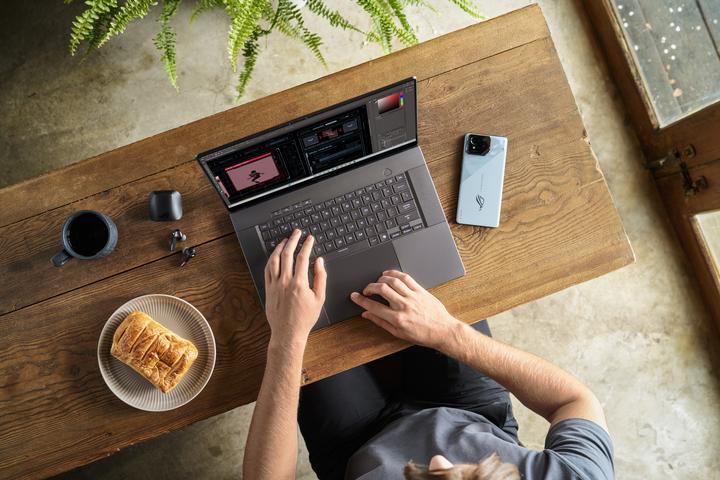Produktbild ASUS ROG Zephyrus G16 RTX 4060 (16", AMD Ryzen AI 9 HX 370, 16 GB, 1000 GB, DE)