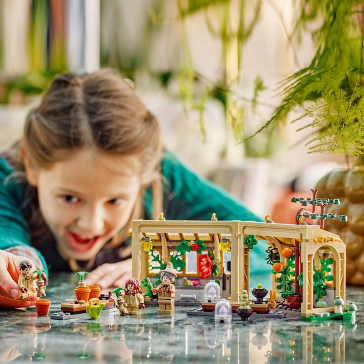 Immagine prodotto LEGO Schloss Hogwarts: Kräuterkundeunterricht (76445, LEGO Harry Potter)