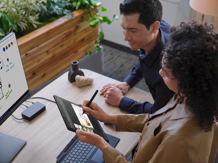 Actual product image Microsoft Surface Pro Signature Keyboard with Slim Pen 2 (CH)