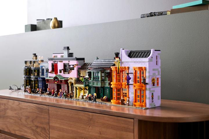 Actual product image LEGO Harry Potter Diagon Alley (75978, LEGO Harry Potter, LEGO Rare Sets)