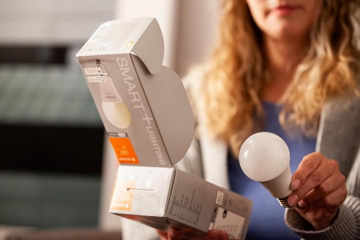 Produktbild Ledvance Smart+ Wifi Classic (E27, 9 W, 806 lm, 3 x, F)