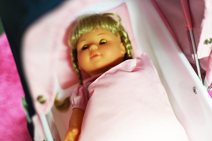 Image du produit Knorrtoys Poussette de poupée Classic pram bleu marine/rose/princesse