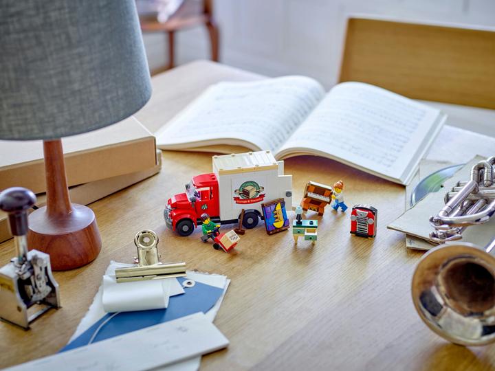 Actual product image LEGO Icons - Moving van (40586, LEGO Icons)