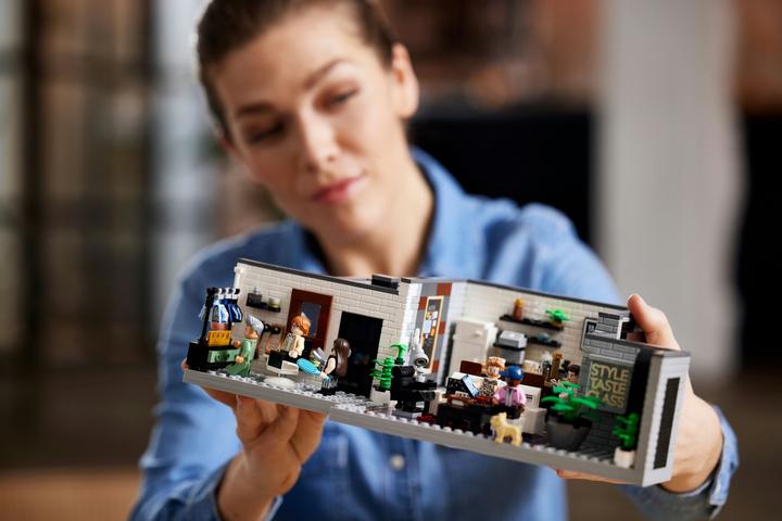Produktbild LEGO Queer Eye - The Fab 5 Loftas (10291) (10291, LEGO Creator Expert, LEGO Seltene Sets)