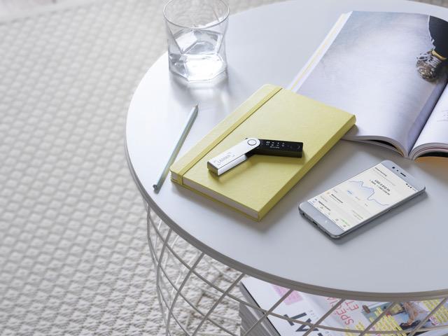 Produktbild Ledger Nano X - Onyxschwarz (Litecoin, Zcash, Dash, Bitcoin, Vertcoin, Neo, Ether, Ubiq, Ethereum Classic, Bitcoin Cash, Stellar, Komodo)