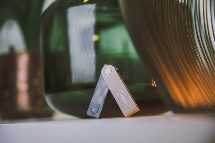 Produktbild Ledger Nano X - Onyxschwarz (Litecoin, Zcash, Dash, Bitcoin, Vertcoin, Neo, Ether, Ubiq, Ethereum Classic, Bitcoin Cash, Stellar, Komodo)