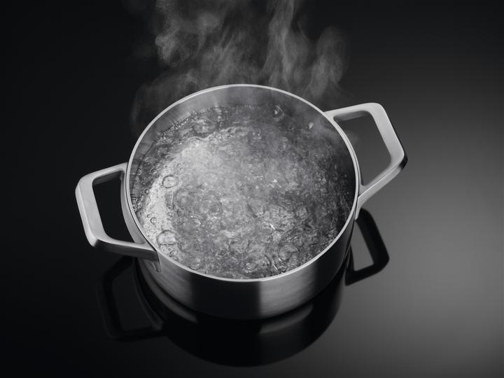Image du produit AEG COLI84FHXB Table de cuisson autoportante avec hotte aspirante intégrée / Série 6000 Bridge XT /