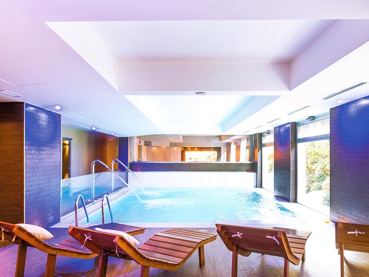 Produktbild Smartbox Eine Weihnachtsromanze: 1 Nacht in exklusiven 4* Hotels in Italien mit Abendessen und Spa (2 Pers.)