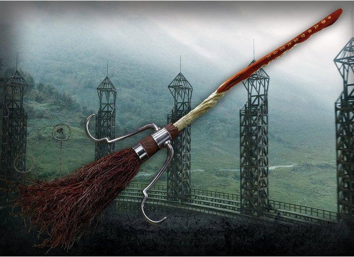 Image du produit Noble Collection Harry Potter: 1/1 Éclair de Feu - Balai volant