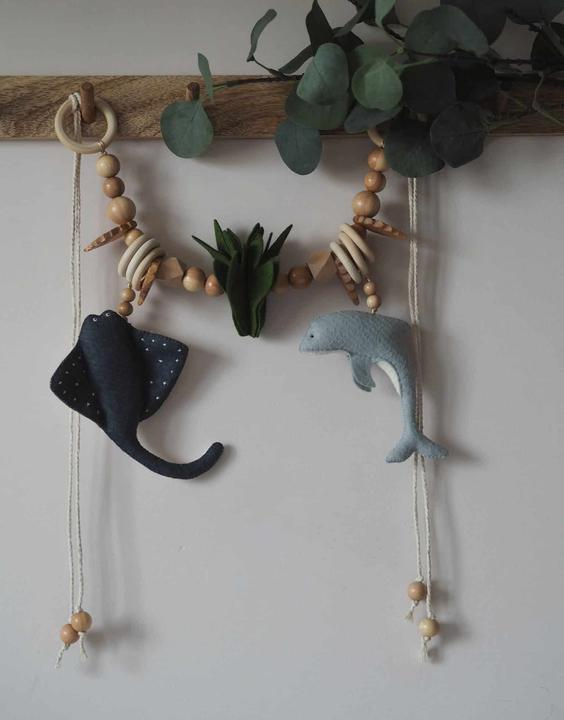 Immagine prodotto Tusia Handgemachte Kinderwagenkette mit Meerestieren aus Holz und Filz