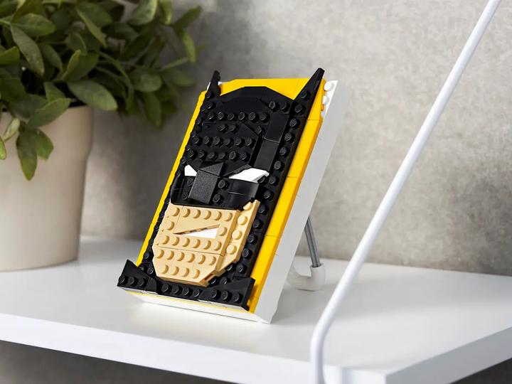 Actual product image LEGO Brick Sketches - Batman (40386)