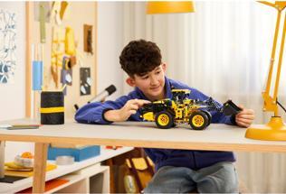 Actual product image LEGO Volvo L120 Electric wheel loader (42209, LEGO Technic)