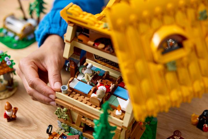 Immagine prodotto LEGO La capanna di Biancaneve e i sette nani (43242, LEGO Disney)