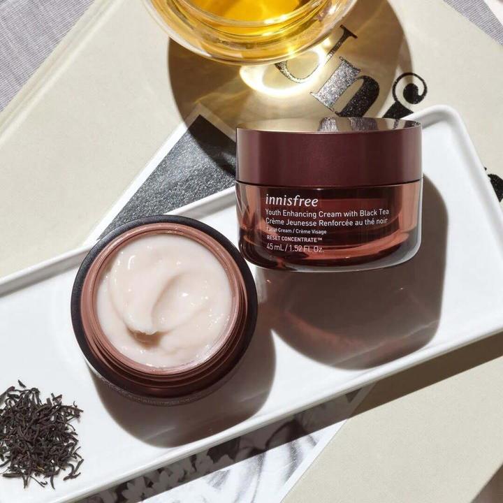 Immagine prodotto Innisfree Crema al tè nero per migliorare la giovinezza 45ml (45 ml, Crema 24h)