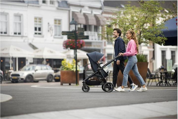 Produktbild Maxi-Cosi Zelia 3 Essential Black (Black Frame & Black Leather)