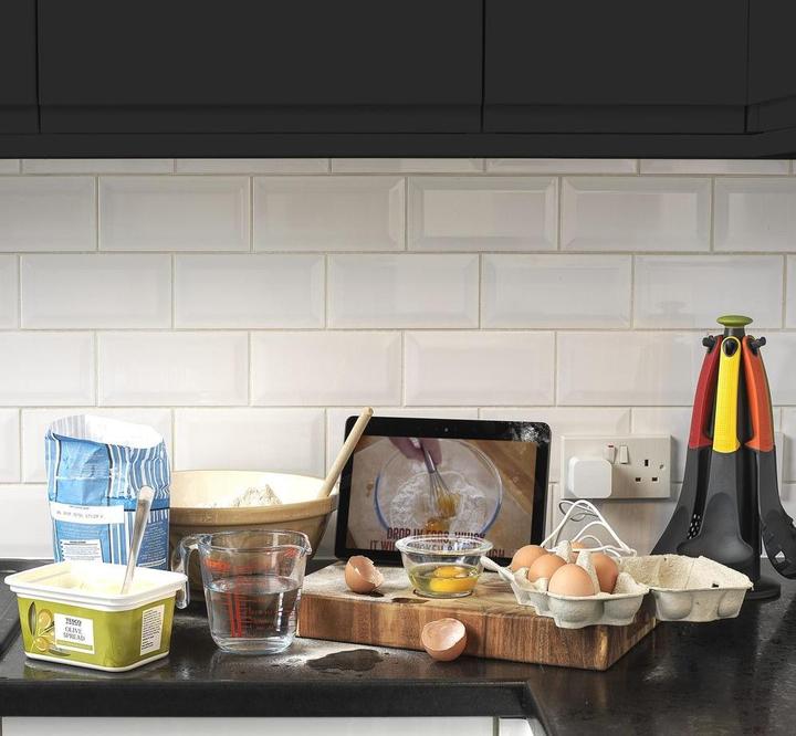 Actual product image SoundXtra Cabinet mt Ama Echo Show bl (Wall installation, Pivoting)