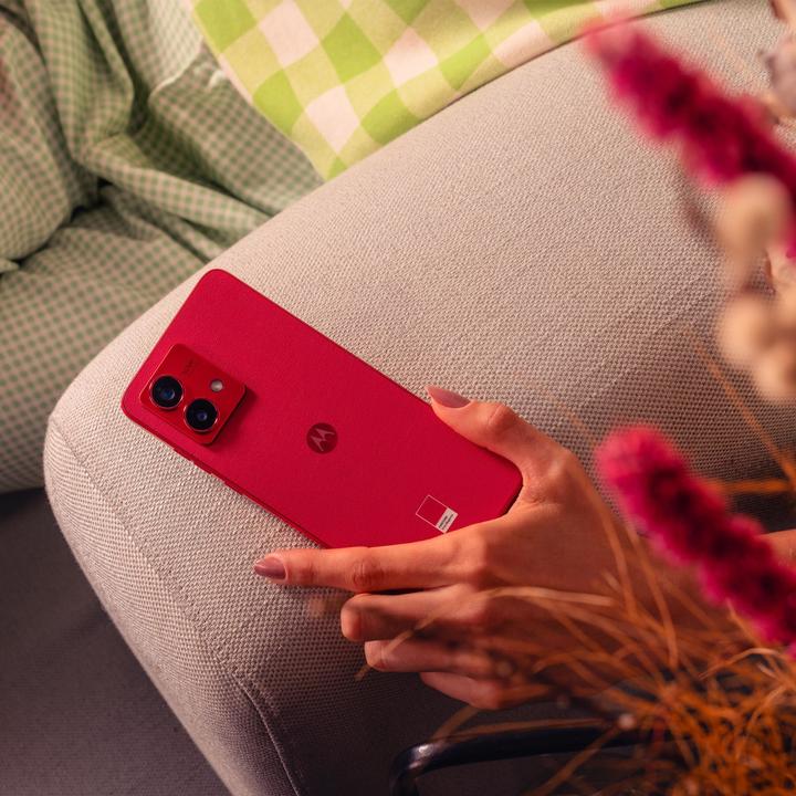 Actual product image Motorola moto g84 (256 GB, Viva Magenta, 6.55", Hybrid Dual SIM, 50 Mpx, 5G)