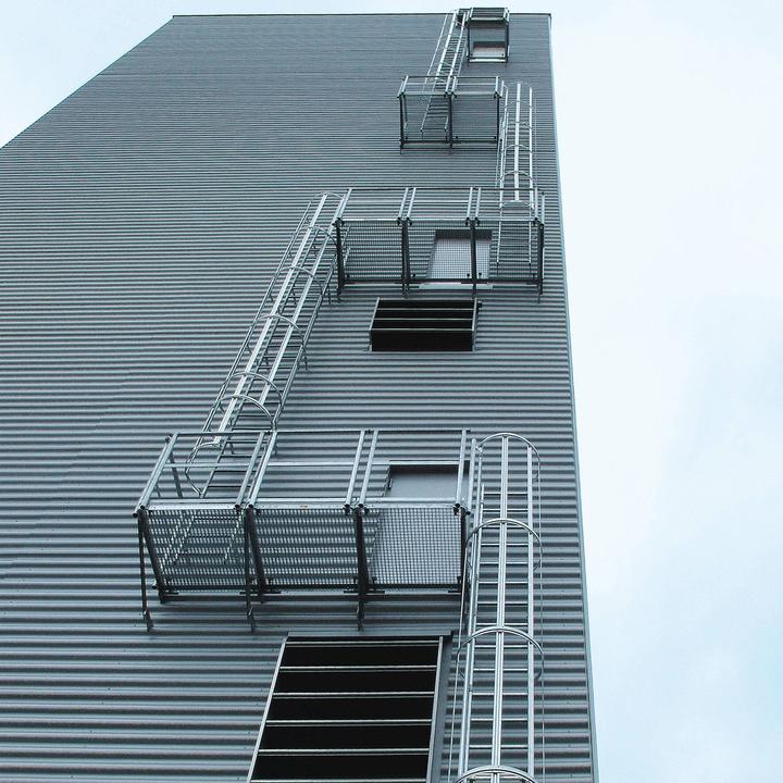 Produktbild Munk Mehrzügige Steigleiter mit Rückenschutz (Bau) Aluminium eloxiert 16,32m (Mehrzweckleiter, 1632 cm)