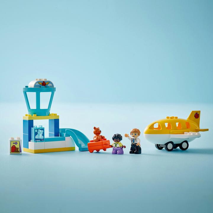Actual product image LEGO Erster Besuch im Flughafen (10443)
