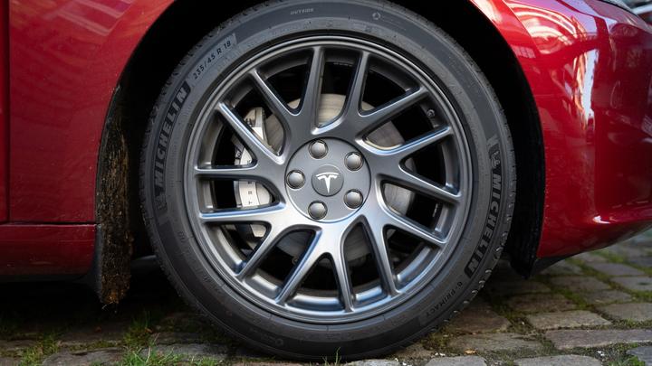 Produktbild Made4EV Radnabenabdeckungen mit Logo (4x) für Tesla Model 3/Y/S