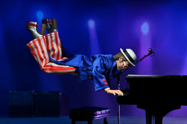 Immagine prodotto Neca Elton John: Live in '76 - Elton John con pianoforte Set di figure d'azione vestite da 8 pollici