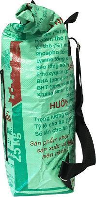 Produktbild Bekos Upcycling - Kurierrucksack aus recycelten Fischfuttersäcke leuchtgrün (40 l)