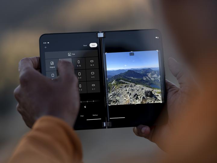 Produktbild Microsoft Surface Duo 2 B2B (256 GB, Obsidian, 8.30", SIM + eSIM, 12 Mpx, 5G)