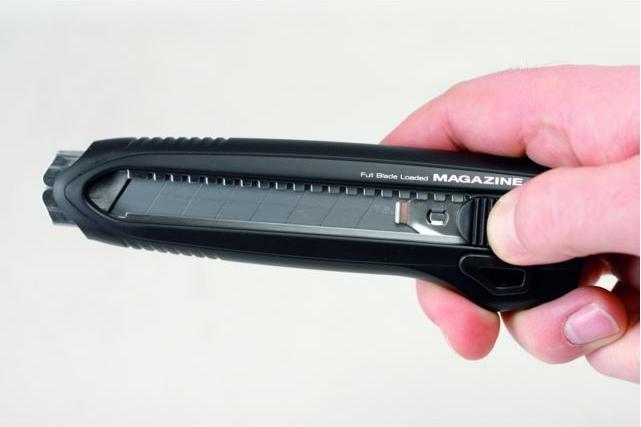 Immagine prodotto Tajima Coltello multiuso con caricatore automatico e 3 lame 18 mm (Taglierini)