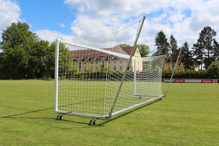 Produktbild Sport-Thieme Stadion-Grossfeldtor 7,32x2,44m, Weiss, freistehend, mit freier Netzaufhängung und SimplyFix