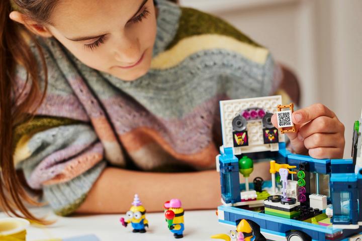Actual product image LEGO Minions and the party bus (75581, LEGO Minions)
