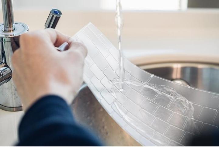 Actual product image Moshi ClearGuard (17.91")