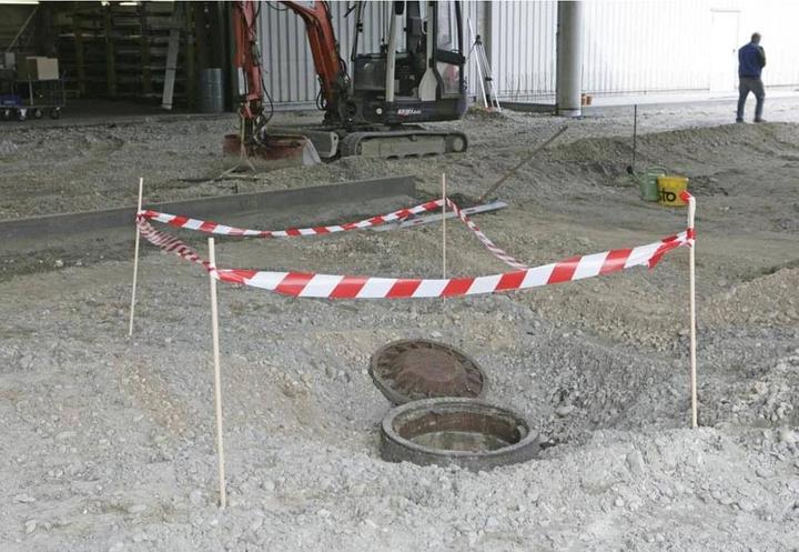 Produktbild tesa Signal Absperrband, nicht klebendes Warnband zur Abgrenzung von Gefahrenbereichen (80 mm)
