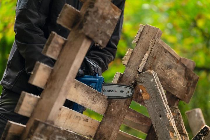 Produktbild Bosch Professional Bosch GKE 18V-15 Akku-Astsäge (Akku Kettensäge)