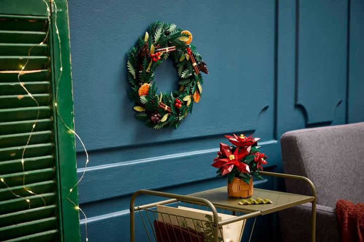 Actual product image LEGO Christmas wreath (10340, LEGO Icons)