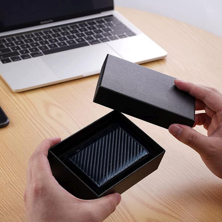 Image du produit Cadorabo Étui avec porte-carte compatible avec Airtag
