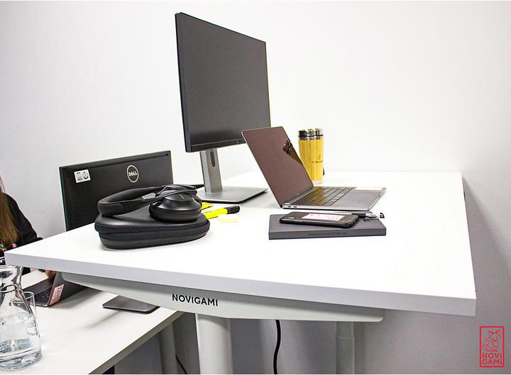 Produktbild Novigami Schreibtisch elektrisch höhenverstellbar Josi | Stehpult | BxT 1600 x 800 mm | Gestell Schwarz | Oka