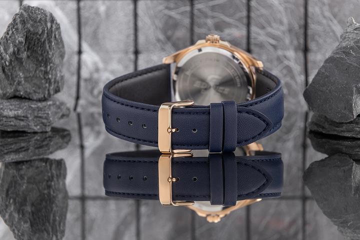 Actual product image Casio EFV-150CL-2AVUEF (Analogue wristwatch, 43 mm)