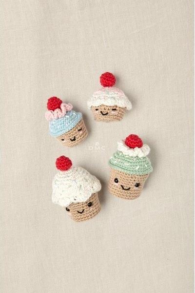 Immagine prodotto DMC Set per uncinetto Cable Amigurumi Very Cherry Cupcakes, motivo