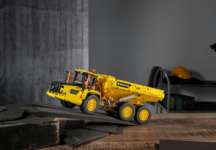 Actual product image LEGO Volvo articulated dumper (6x6) (42114, LEGO Technic)