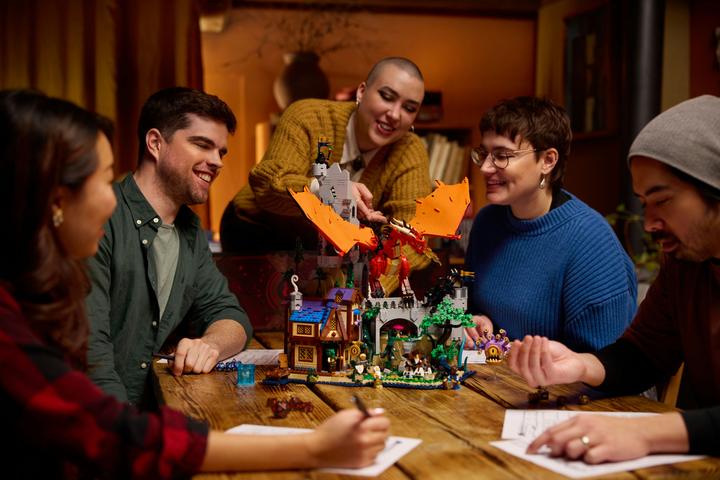 Image du produit LEGO 21348 Dungeons & Dragons : La Saga du Dragon Rouge (21348, LEGO Ideas, LEGO difficiles à trouver)